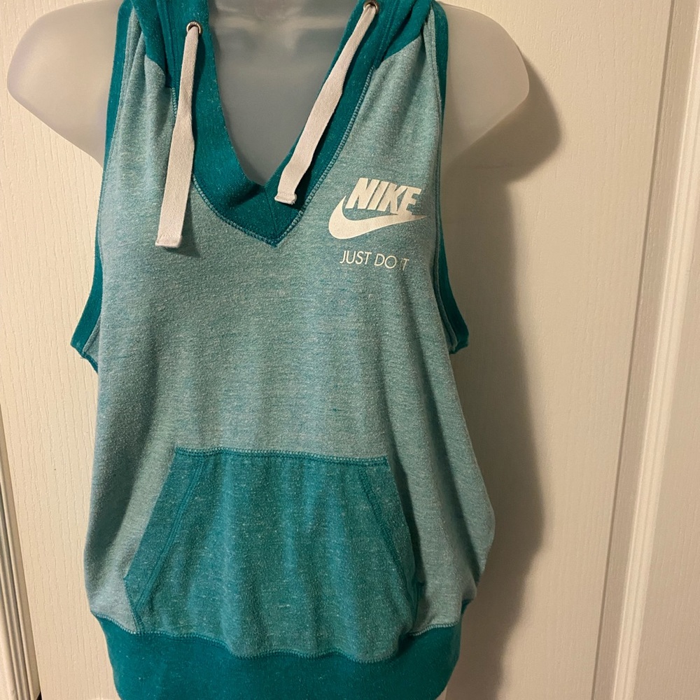 Nike short sleeve hooded shirt. Green. Small.